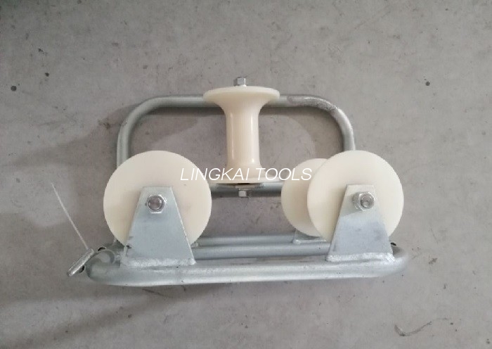 Heavy Duty สังกะสี Triple Corner Cable Roller คู่มือสายเคเบิลรอกโครงเหล็ก